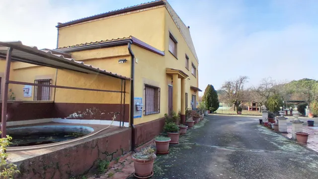 CASA CON TERRENO RÚSTICO VENTA ALMENARA DE TORMES. Urbis te ofrece una casa con terreno rústico en venta en Almenara de Tormes, Salamanca. — 28