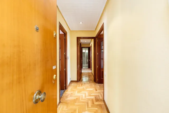 Piso amplio con 4 habitaciones y luminoso con terraza en zona tranquila y ajardinada. — 24