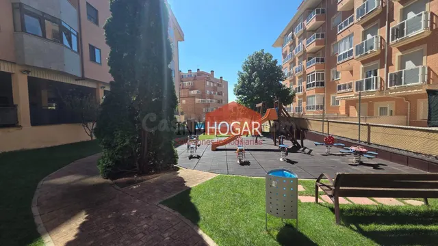 AMPLIO PISO EN ÁVILA, ZONA DE UNIVERSIDAD, CON PISCINA Y ZON