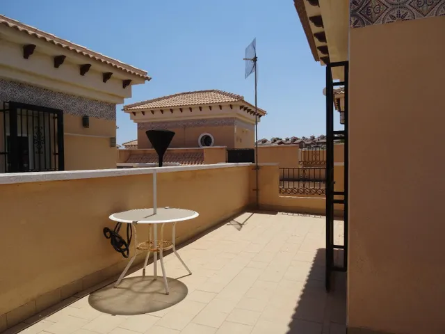 ADOSADO CON JARDÍN Y PISCINA — 19