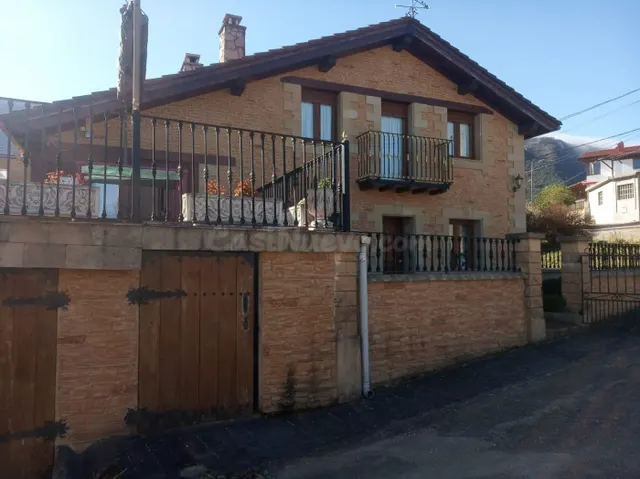 Céntrico !! Se Vende Chalet en Valle de Mena