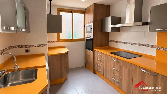 Piso totalmente reformado en el barrio del naranjo, con ascensor y terraza — 5