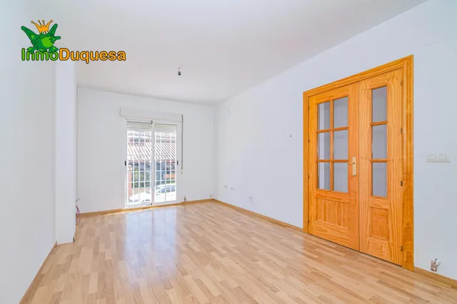 Casa adosada CASI A ESTRENAR en Belicena. Con 4 dormitorios. — 12