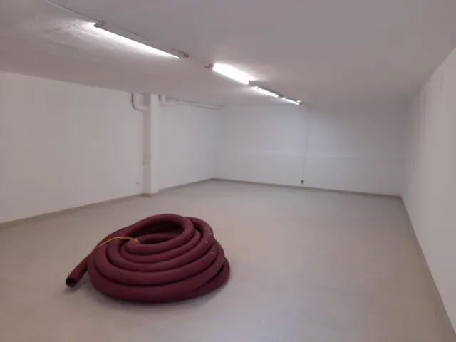 Gran local comercial de 275m2 con patio en la Eixample — 6