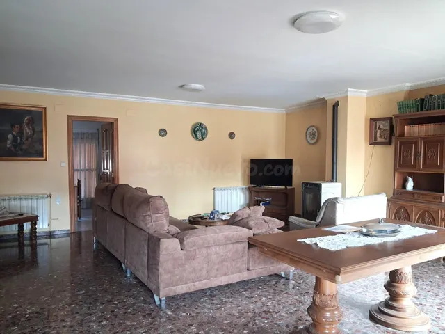 Amplia vivienda con gran garaje, patio y excelente luminosidad — 2