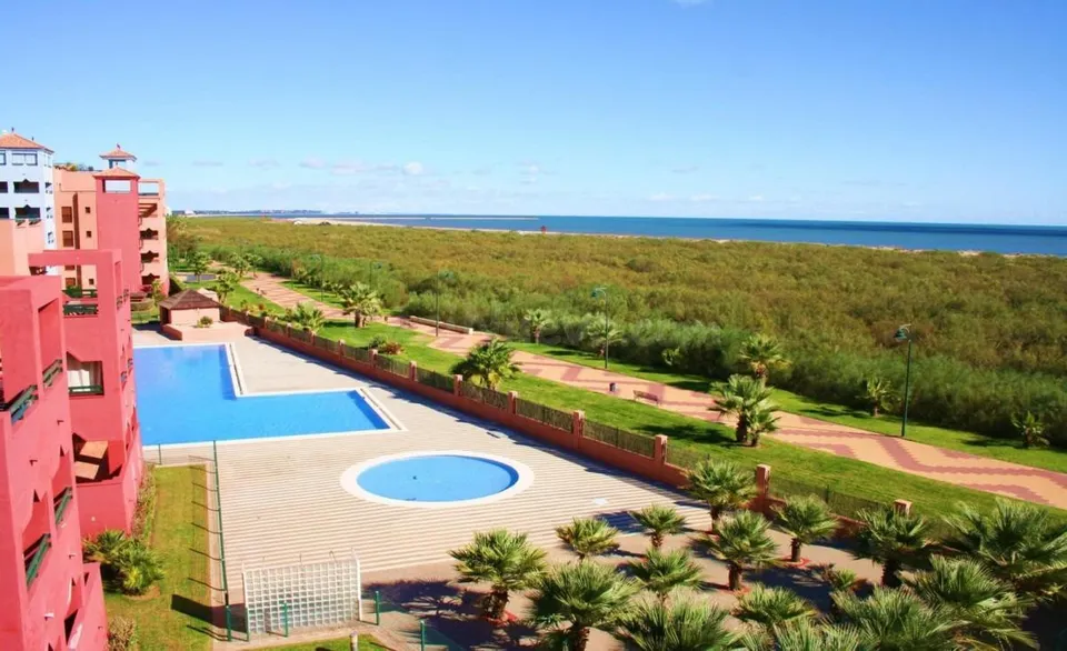 APARTAMENTO EN URBANIZACIÓN PALMERAS CON VISTAS AL MAR