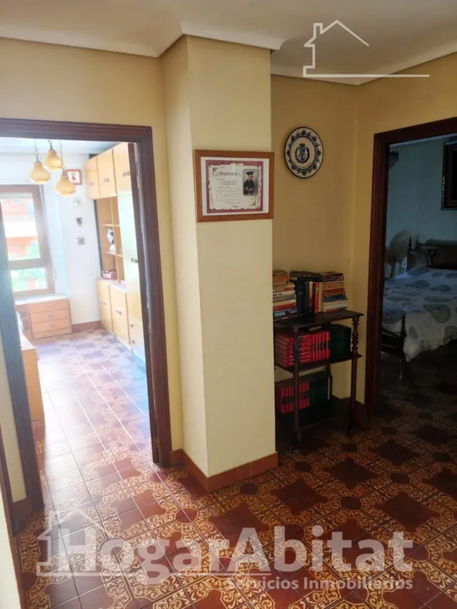 Semireformado, luminoso y esquinero con balcón, cerca del centro — 25