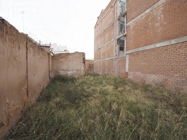 *Se vende solar en la zona centro de Tomelloso con 214 m2 y 