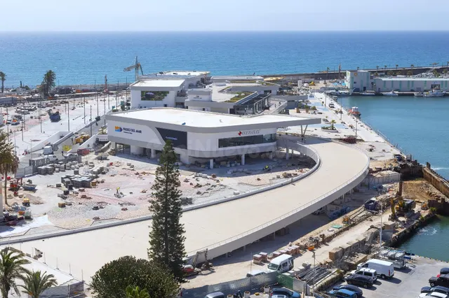 Amplio apartamento (aprox. 90 m2 - 2.ª planta) en primera línea de Playa del Acequión. Gran balcón con vistas al mar (suroeste), piscina comunitaria, cerca del centro, y directamente en la playa. — 40