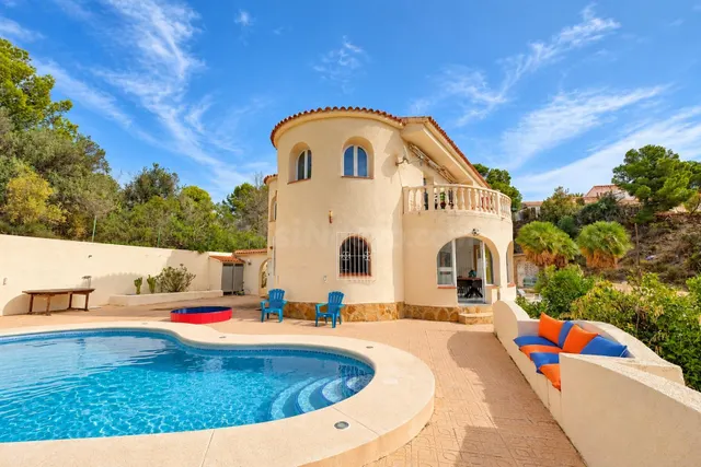 Villa con piscina, orientación sur y vistas al mar y montaña