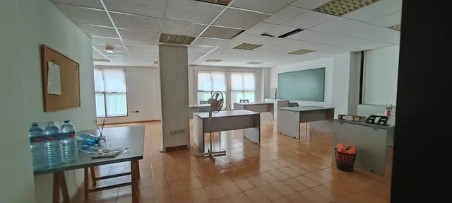 SE VENDE LOCAL ENTREPLANTA EN MUY BUENA ZONA CON TODOS LOS SERVICIOS A MANO — 10