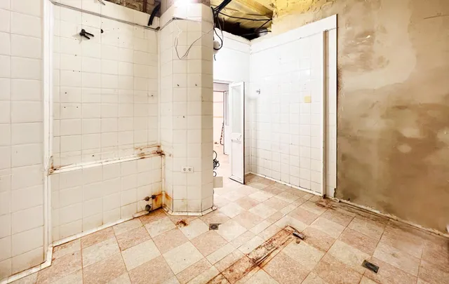 LOCAL COMERCIAL EN CÁDIZ CON MUCHAS POSIBILIDADES — 17