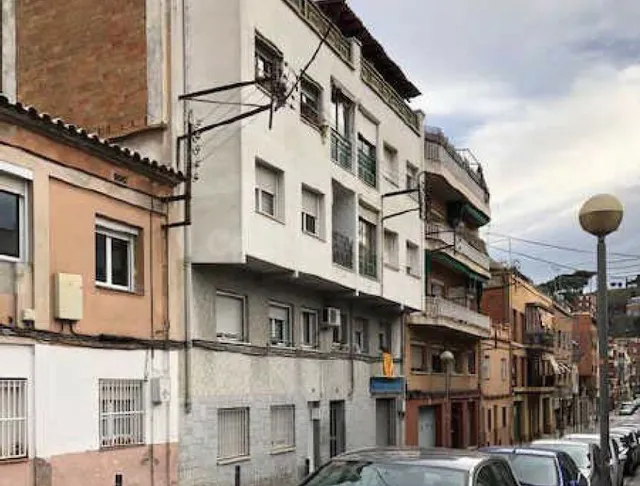 Se vende Piso OKUPADO en Calle de La Masía 54 Montcada i Rei - foto 2