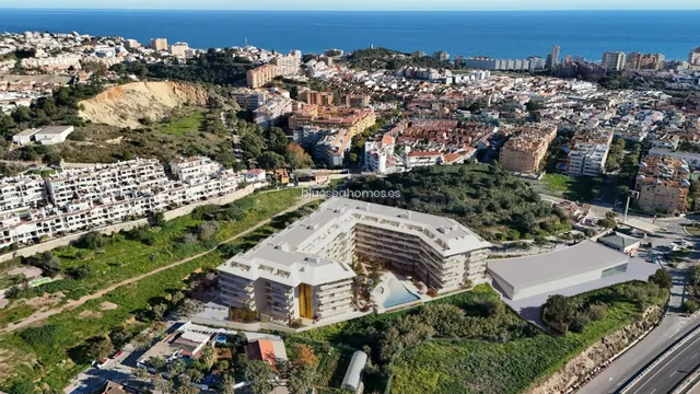 Venta de piso con tres dormitorios en Fuengirola, Málaga, Co