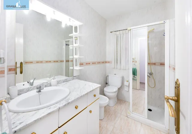¡Oportunidad única! Ático de 4 dormitorios y 2 baños con gran terraza frente al Colegio Agustinos (Arabial) — 23