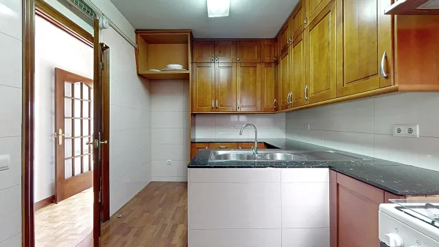 Vivienda en quinta planta con vistas panorámicas, luminosa, con 5 amplias habitaciones. — 14