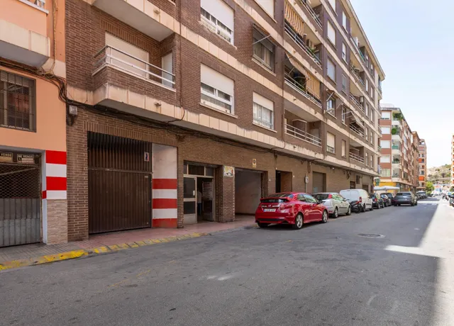 Oportunidad en Gandia: Amplio Local Comercial en Venta — 24