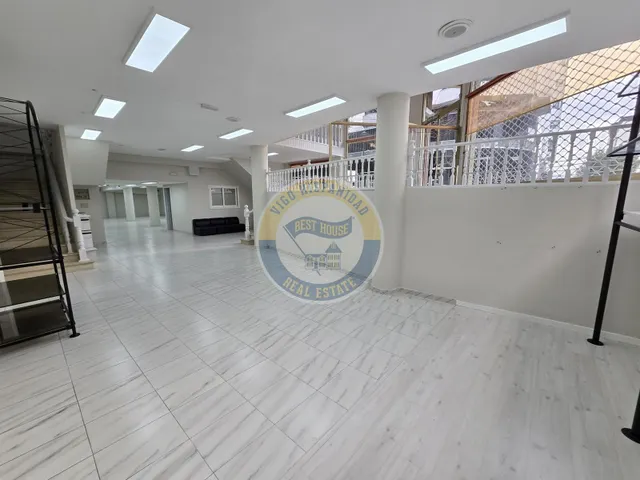 Bajo comercial de gran visibilidad — 14