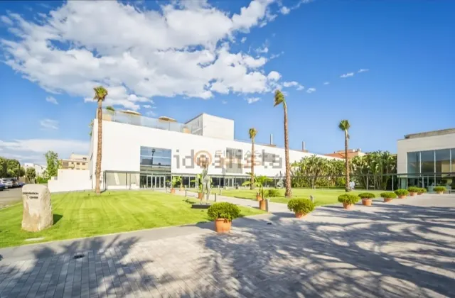 ¡Descubre el lujo en este espectacular apartamento en primer - foto 2