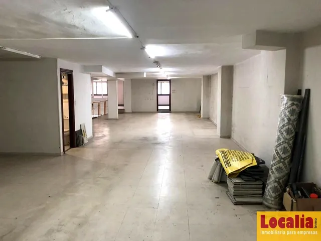 Amplio local en alquiler o venta, Torrelavega — 3