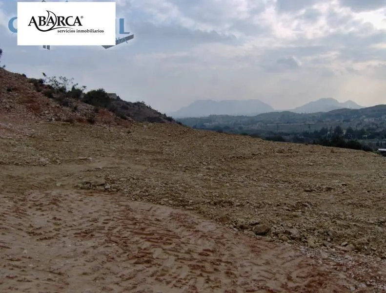Se vende en San Vicente, zona Moralet (Loma Espí), terreno para construir.