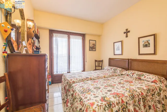 Apartamento en venta en primera línea de playa en Los Arenales del Sol, la propiedad está afectada por la Ley de Costas — 31