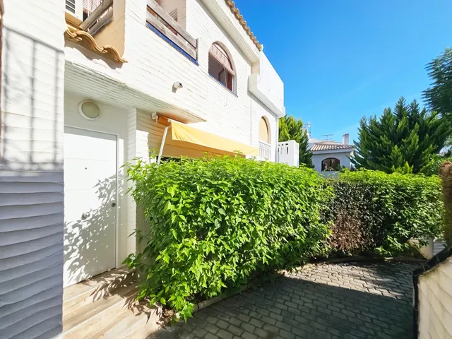 BUNGALOW A 500M DE LA PLAYA EN URBANIZACION CON 4 PISCINAS Y