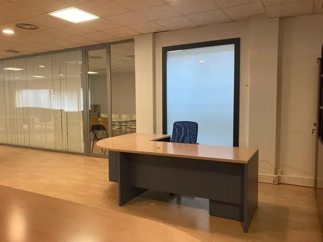 ALQUILER DE OFICINA, EN CENTRO DE EMPRESAS — 24