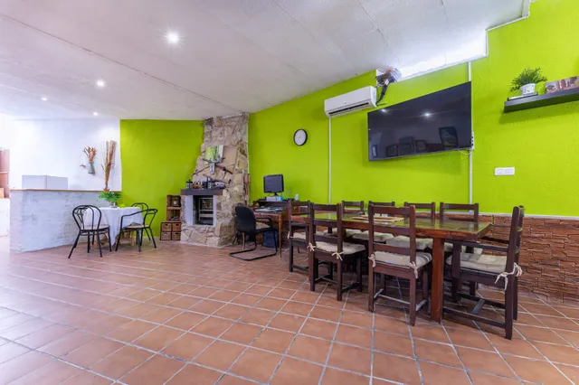 "Carácter rústico junto al mar, tu chalet para reinventar." — 15