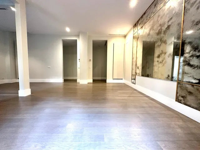 IMPRESIONANTE VIVIENDA EN CLAUDIO CUELLO ESQUINA JORJE JUAN — 15