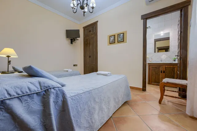 Espectacular chalet con piscina de diseño, jardín de 2.000 m2 y 4 dormitorios con baño propio — 23