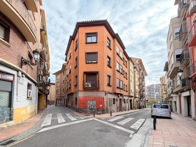 Se vende plaza de garaje para coche grande o suv en la magdalena - Zaragoza — 13