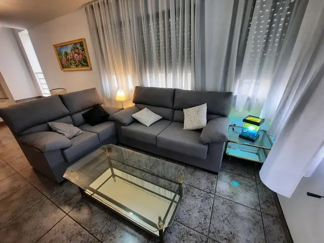 Casa esquinera, de 3 dormitorios, terraza, azotea. Dispone de 2 locales comenrciales. MUY CÉNTRICA — 3