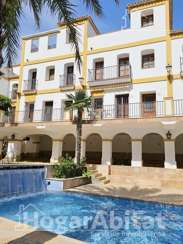 Gran solárium privado y vistas a las piscinas en esta luminosa casa — 3