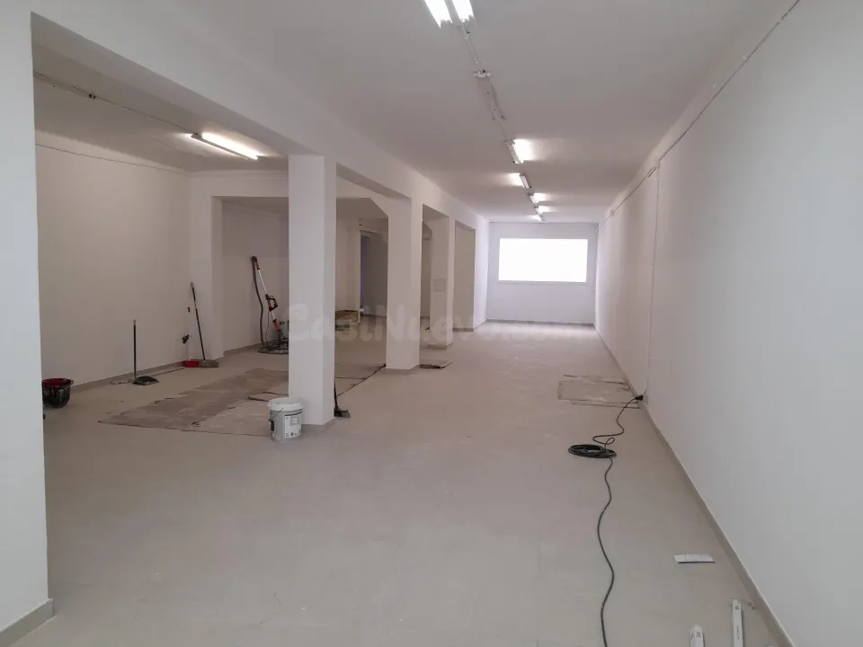 Gran local comercial de 275m2 con patio en la Eixample