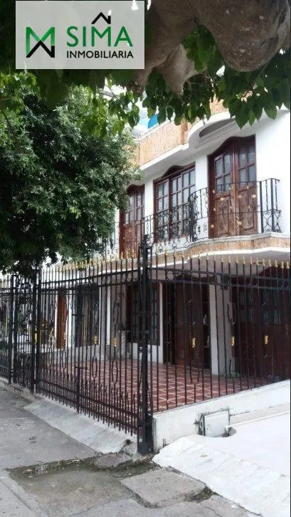 SE VENDE CASA EN EL BARRIO CRESPO.