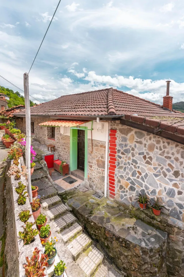 CASA DE PIEDRA 3 hab y 2 baños, TEJADO NUEVO Y FINCA EDIFICA