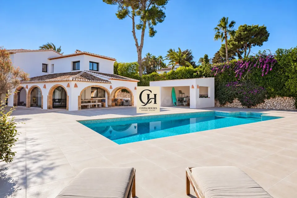 VILLA ADELA · ARQUITECTURA MEDITERRÁNEA, AMPLITUD Y VIDA FAMILIAR EN TOSALET JÁVEA
