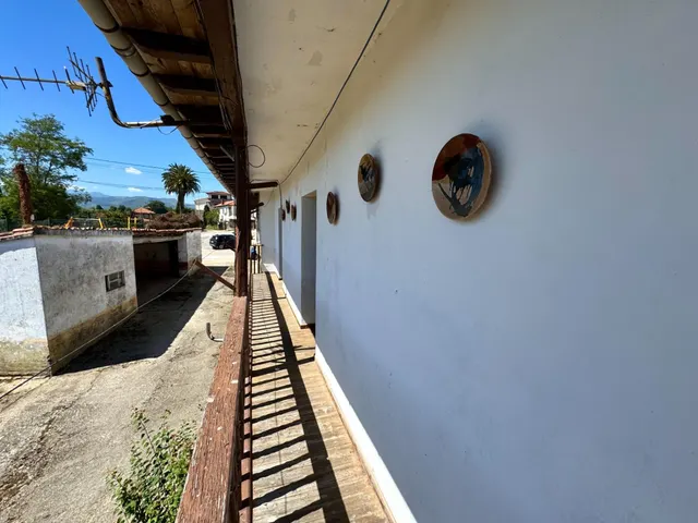 CONJUNTO DE EDIFICACIONES CON TERRENO URBANO EN LA REVILLA. — 21