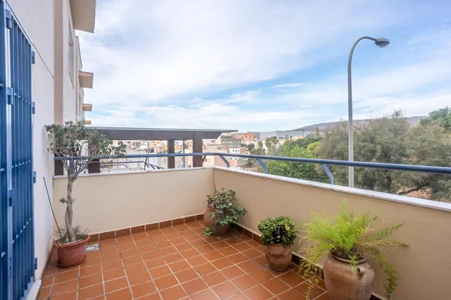 Almeria - cruz de caravaca: amplio triplex - 6 habitaciones + 3 baños + 1 aseo + garaje amplio + 2 salones + 2 cocinas + solarium — 9