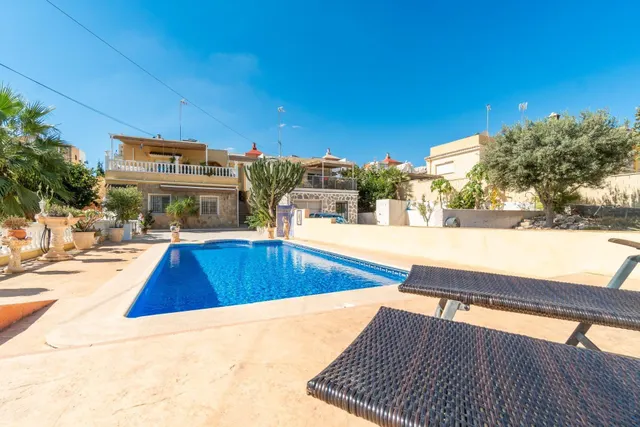 Maravilloso chalet pareado (aprox. 130 m2 + terrazas y garaje) con 4 dormitorios y 2 baños. Amplia parcela privada (516 m2) con jardín y gran piscina. — 8