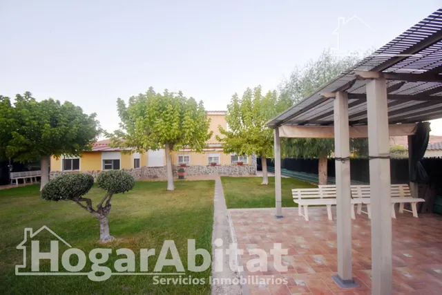 ¡Encantador Chalet! Muy amplio y sofisticado, con gran garaje, terraza, jardín y parcela — 3