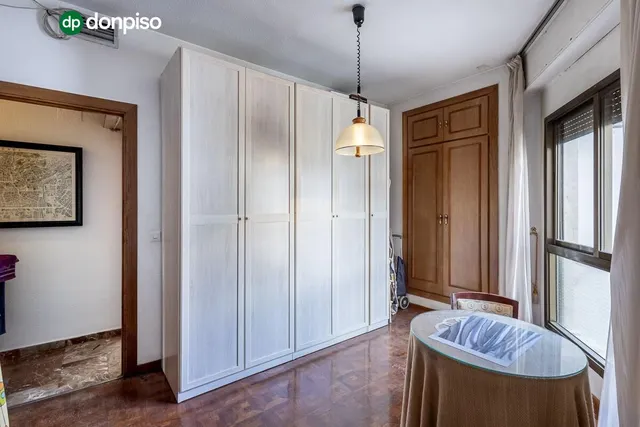 Pisazo en paseo del salón - Granada — 25