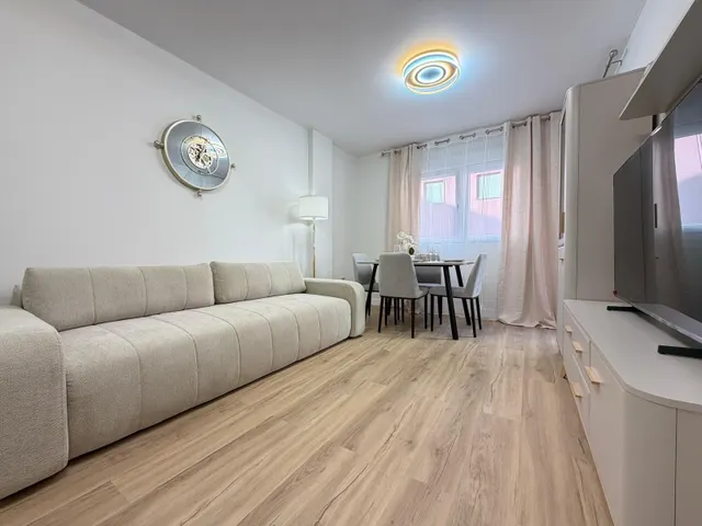 Apartamento totalmente reformado cerca de parque de las naciones con 2 dorm. 1 baño. con piscina. superficie 70 m2. — 35