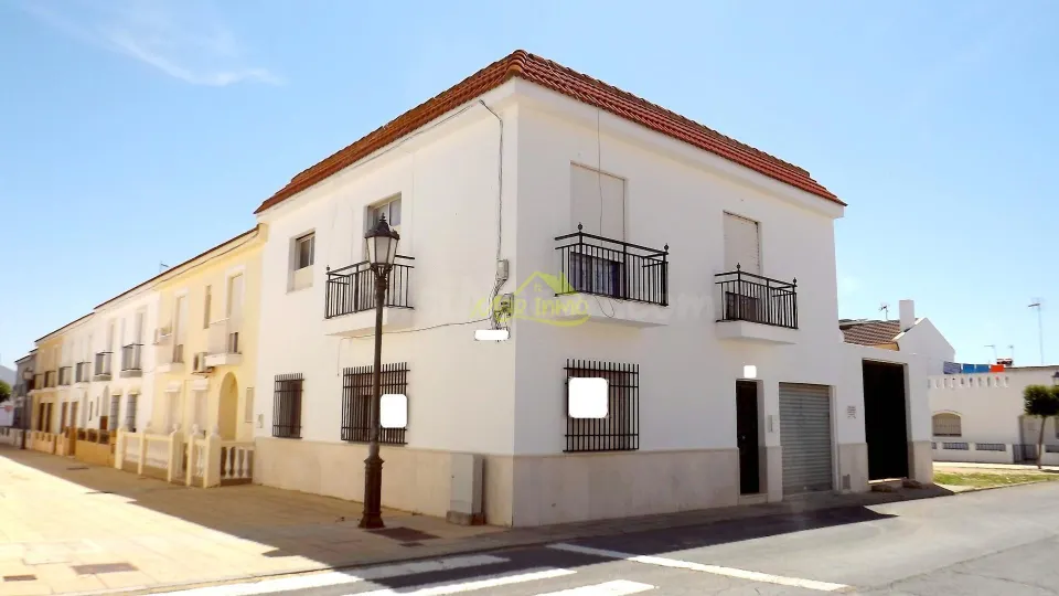VIVIENDA DE ESQUINA EN LEPE