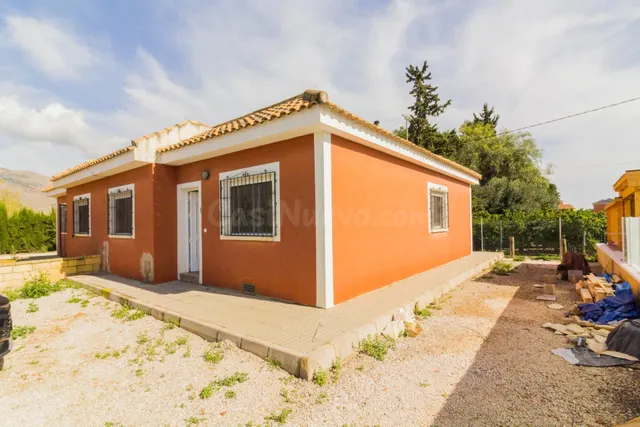 CASA EN PLANTA BAJA CON TERREZA DE 90M2 Y PARCELA DE 300M2 E