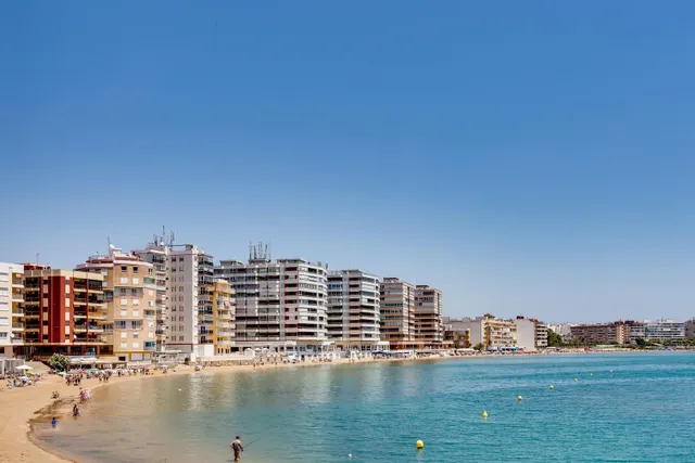 Amplio apartamento de 4 dormitorios en el corazón de Torrevieja — 46