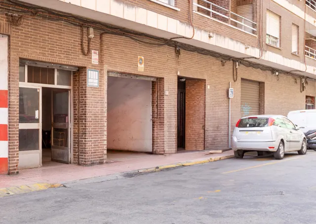 Oportunidad en Gandia: Amplio Local Comercial en Venta — 23