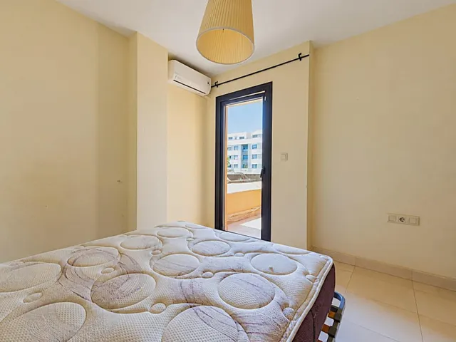 Magnífica y espaciosa casa adosada de 4 plantas (aprox. 176 m2). Varias terrazas y gran zona de piscina comunitaria. Cerca de campos de golf, La Zenia Boulevard, y a poco más de 5 km de las playas. — 19