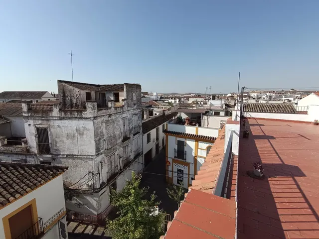 El verdadero lujo en el Realejo es tener tu propia cochera y compartir el edificio con un solo vecino. — 16